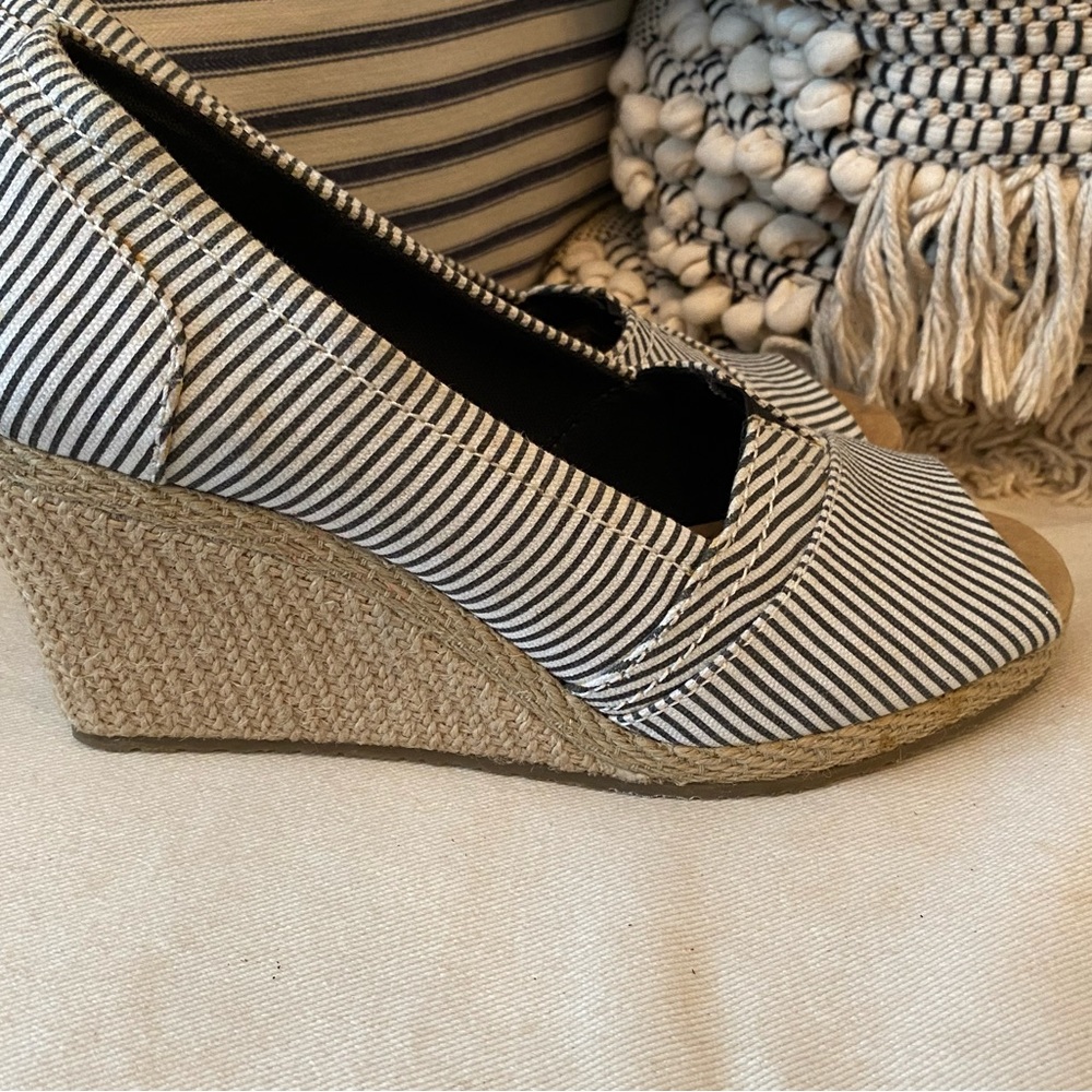 Bobs Open Toed Wedge - Picture 2 of 8